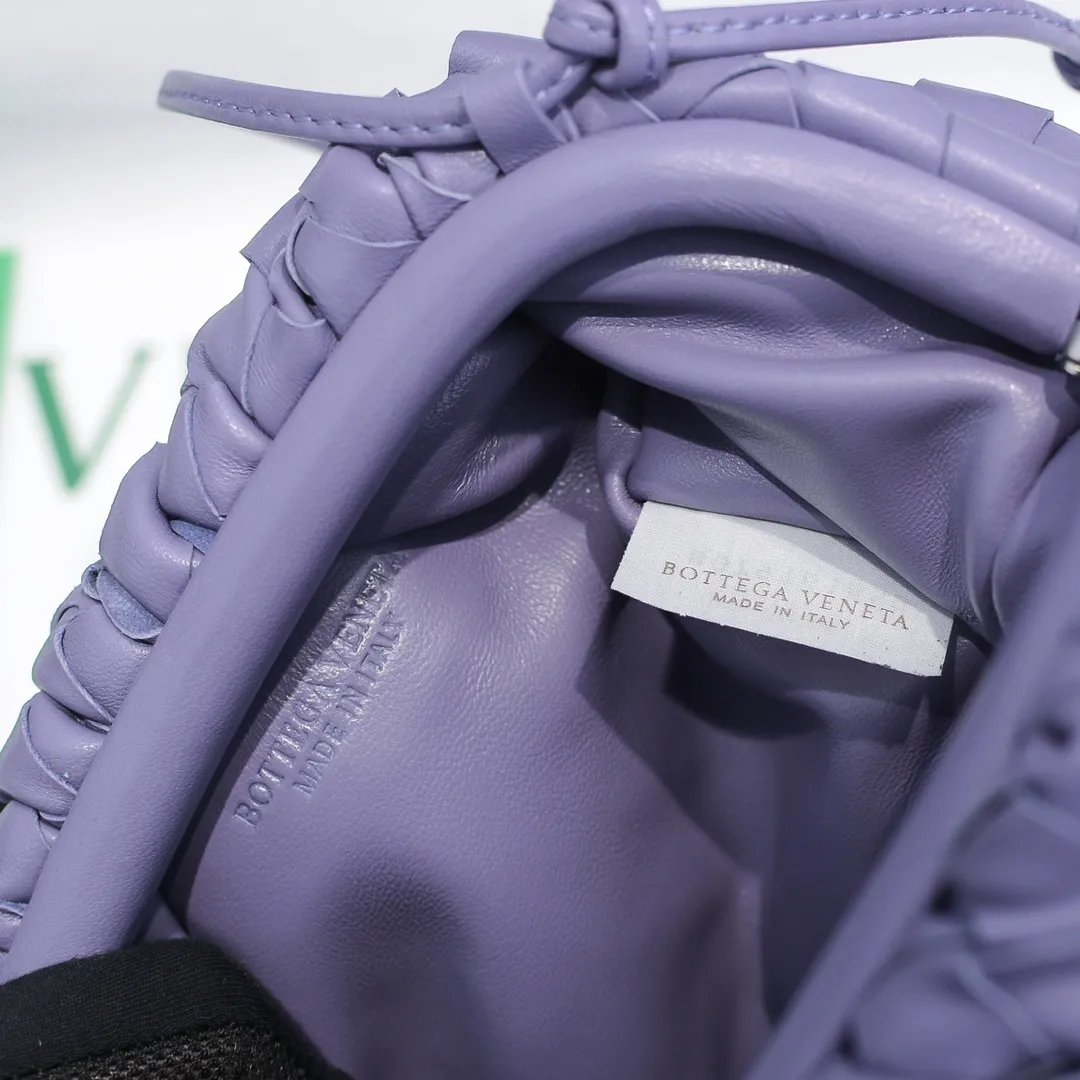 Batch 1260 large grid weaving The pouch cloud bag is the first series designed by former Celine designer Daniel Lee after joining BV. The upper body is extremely ecstatic ~ fashionable and classy ~ elegant and concise, lazy and intellectual size: 23*13*8 [Little Cloud Rough Weave#]